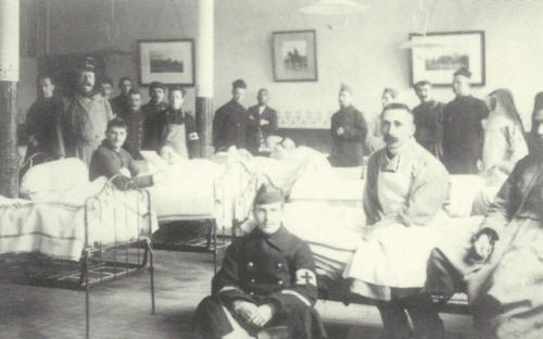 Florennes, chambre des blessés avec le Dr Rolin.